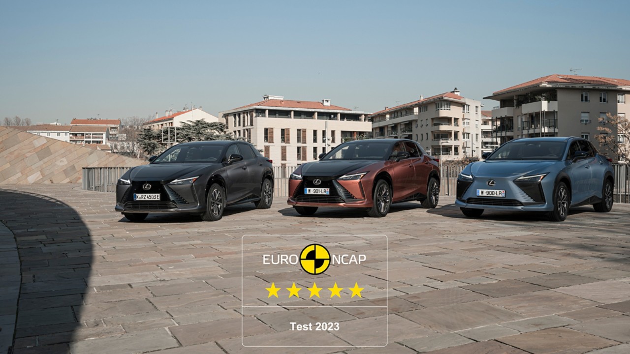 Drie geparkeerde Lexus RZ's