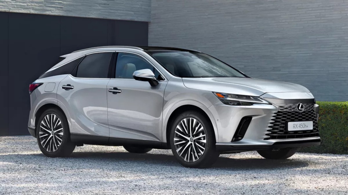 Zijaanzicht van een grijze Lexus RX 450h+