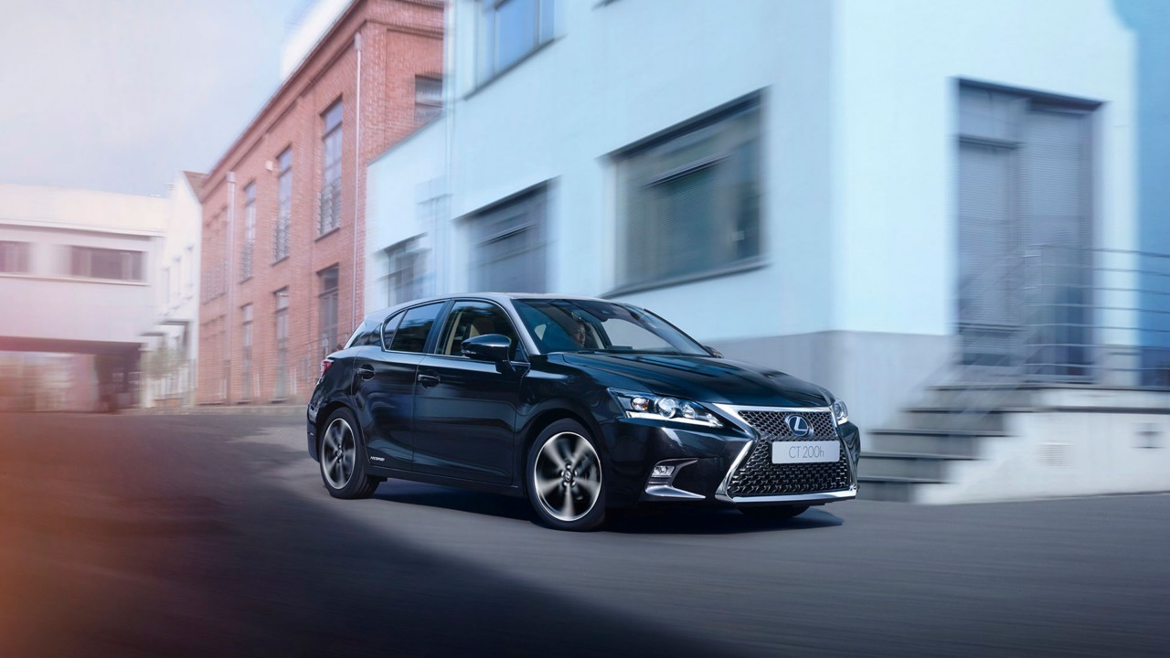 Zijkant van een blauwe Lexus CT 200h
