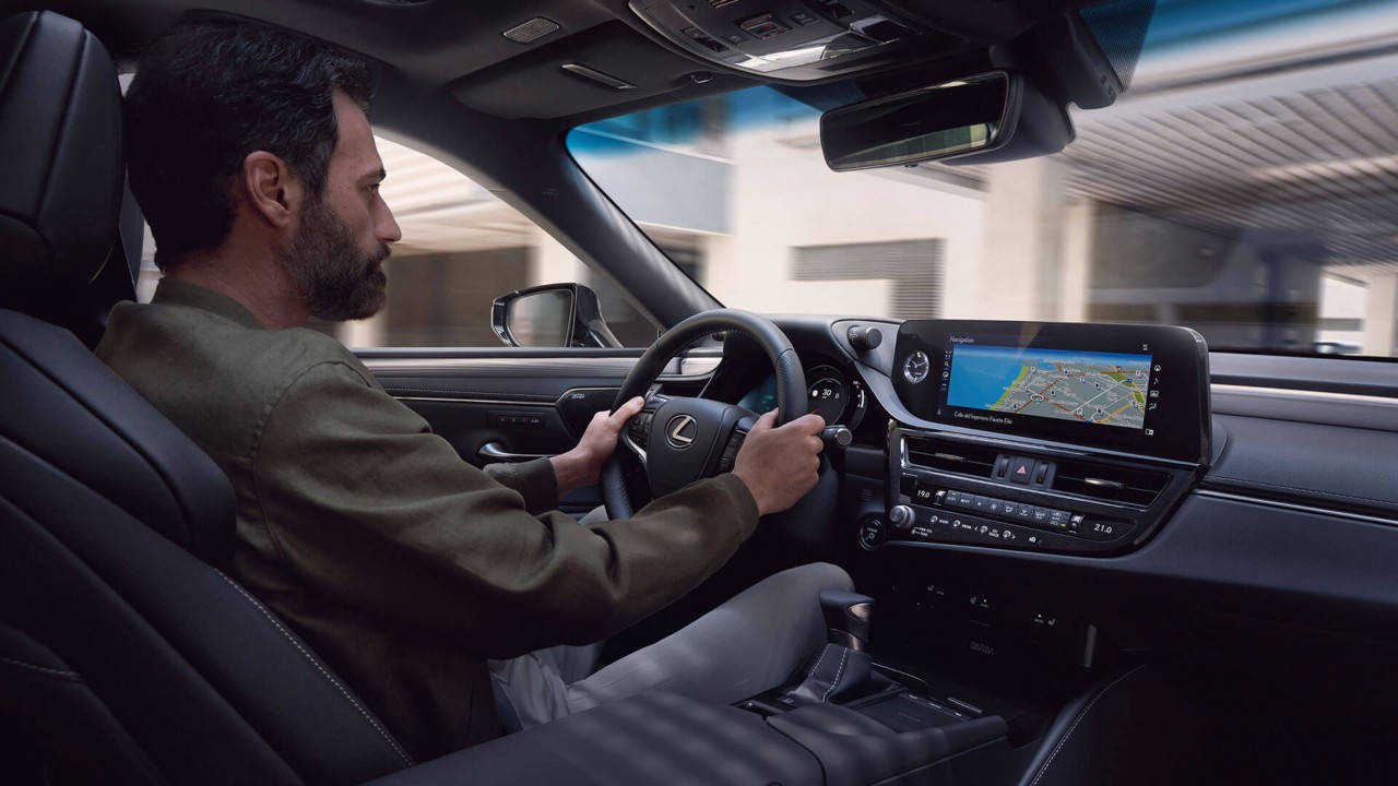 Lexus-ES-interieur-dashboard-man