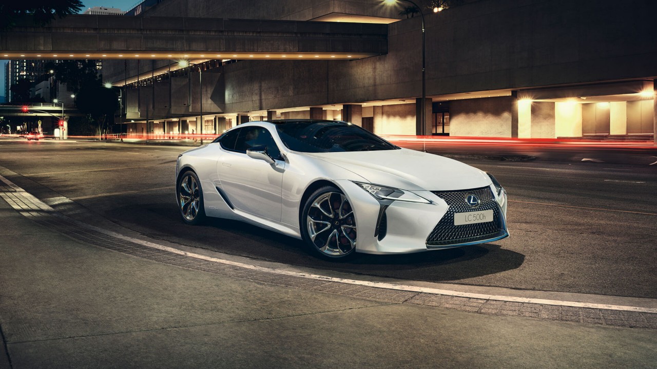 Zijaanzicht van een witte Lexus LC