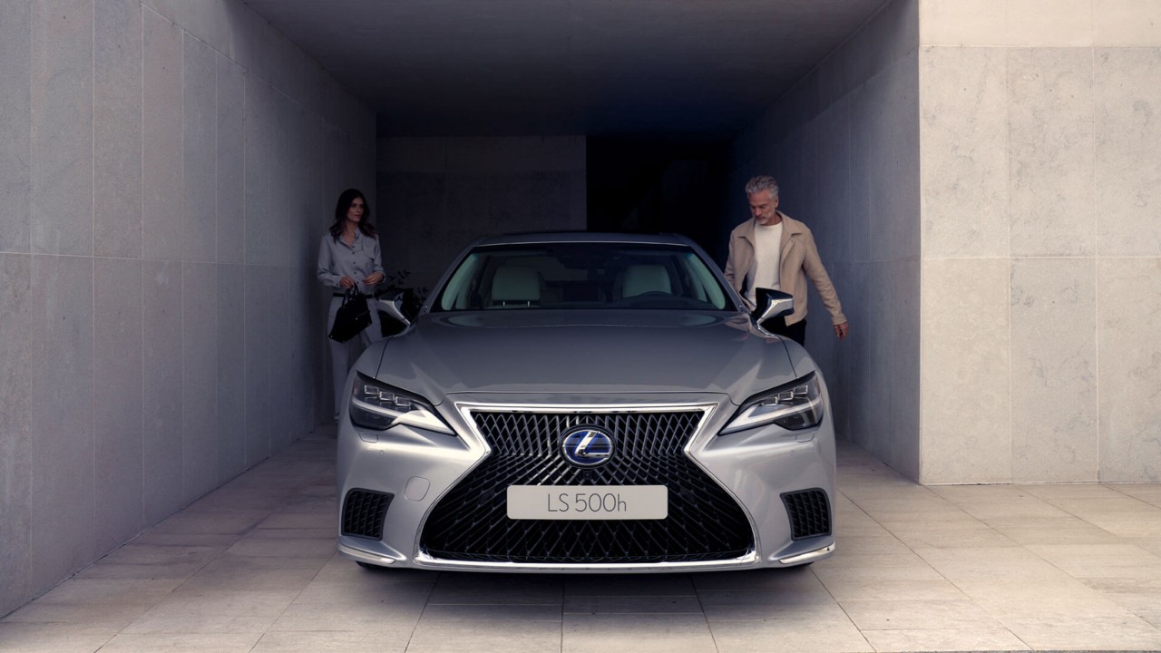 Vooraanzicht van een grijze Lexus LS