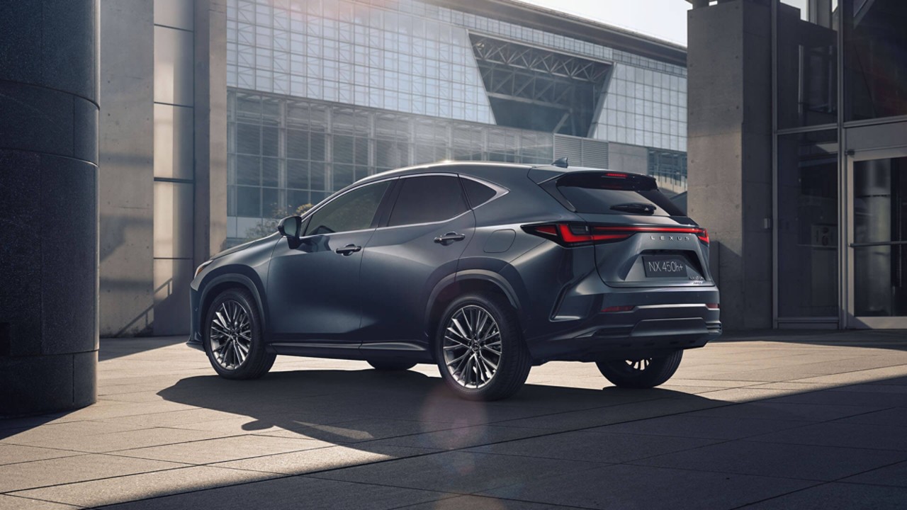 Zijaanzicht van een grijze Lexus NX 450h+