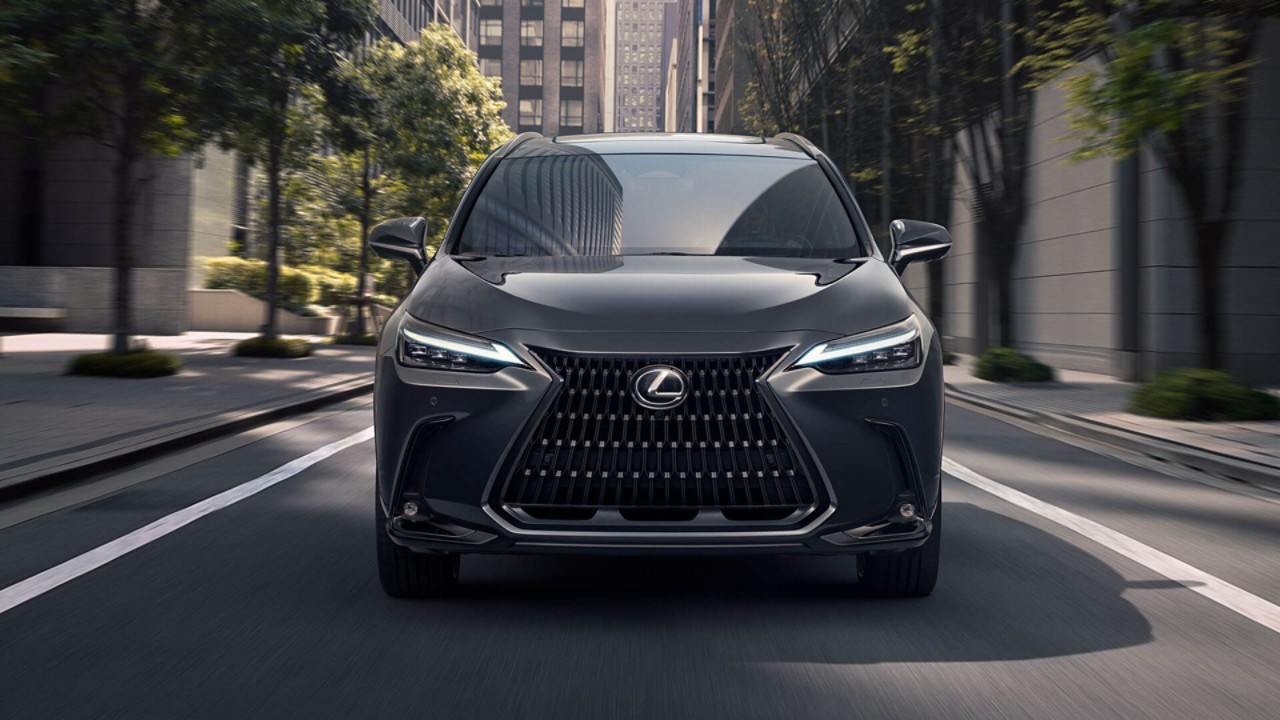 Vooraanzicht van een grijze Lexus NX 450h+