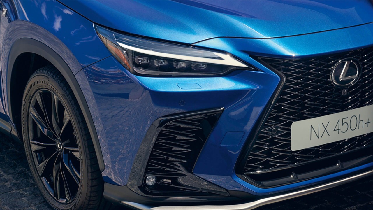 Vooraanzicht van een blauwe Lexus NX 450h+