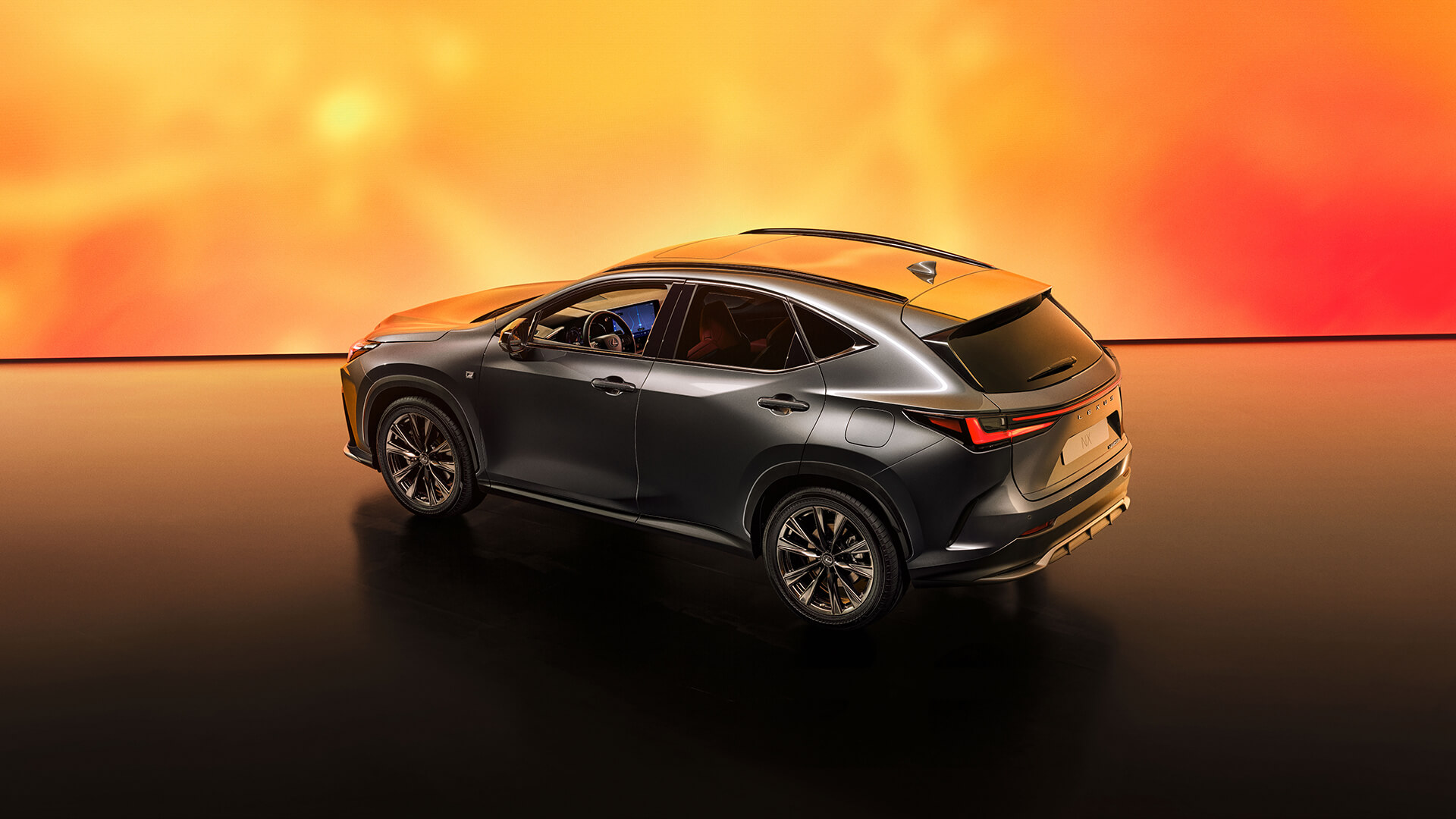 Lexus-nieuwe-nx-zijkant-donker-grijs