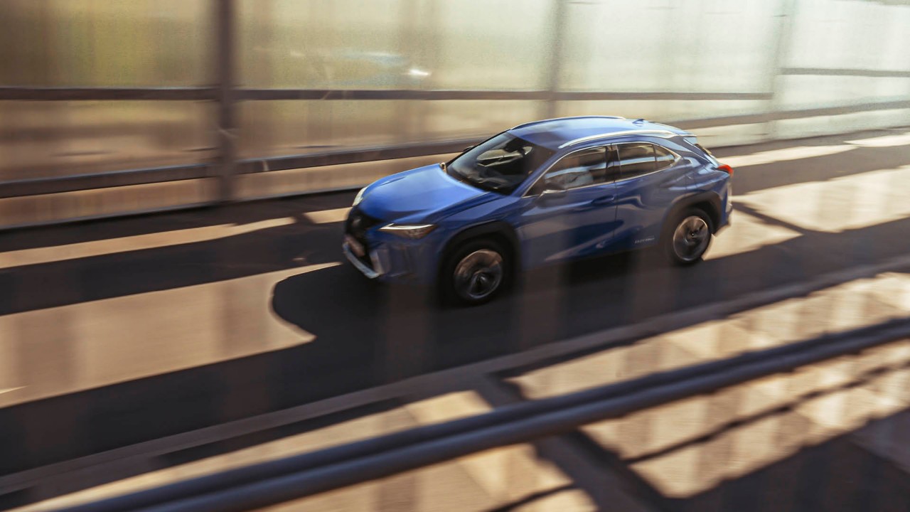 Lexus-UX-300e-exterieur-zijkant-blauw