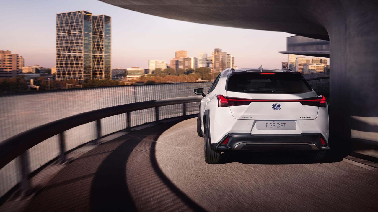 Lexus-UX-exterieur-voorkant-wit-weg