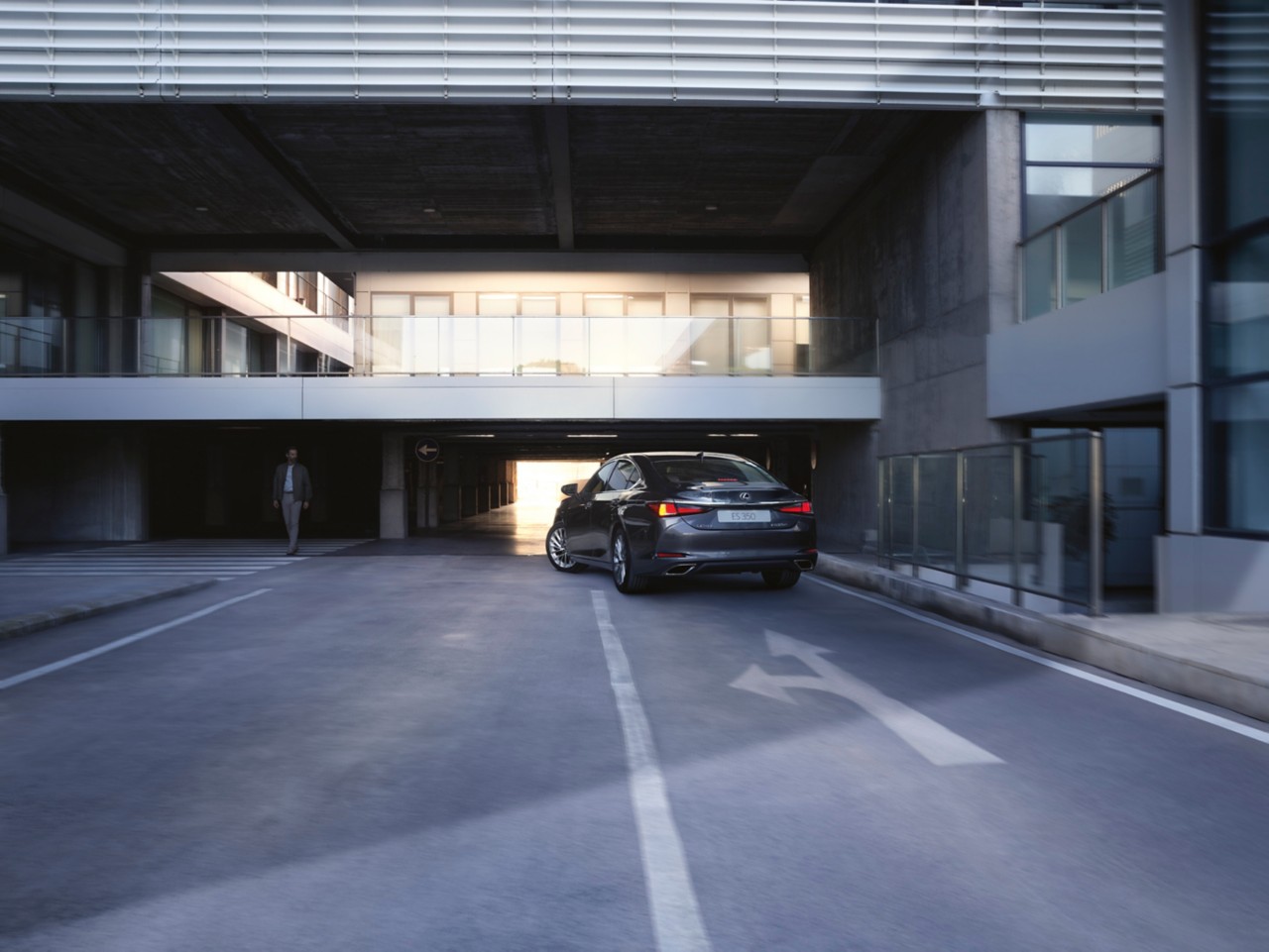 Lexus-ES-exterieur-achterkant-grijs