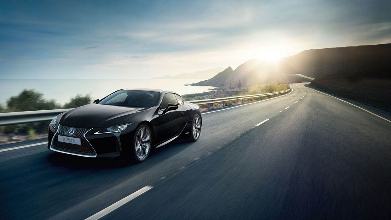 Zijaanzicht van een zwarte Lexus LC