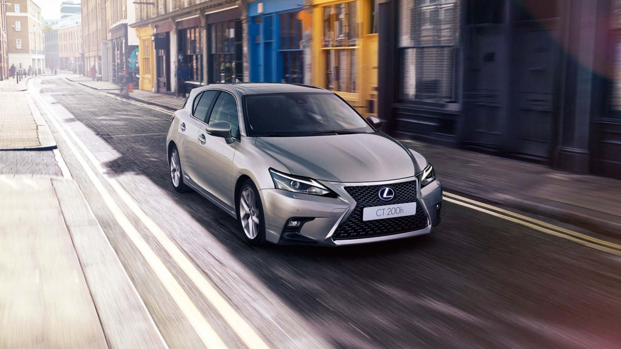 Voorkant van een grijze Lexus CT rijdend op de weg