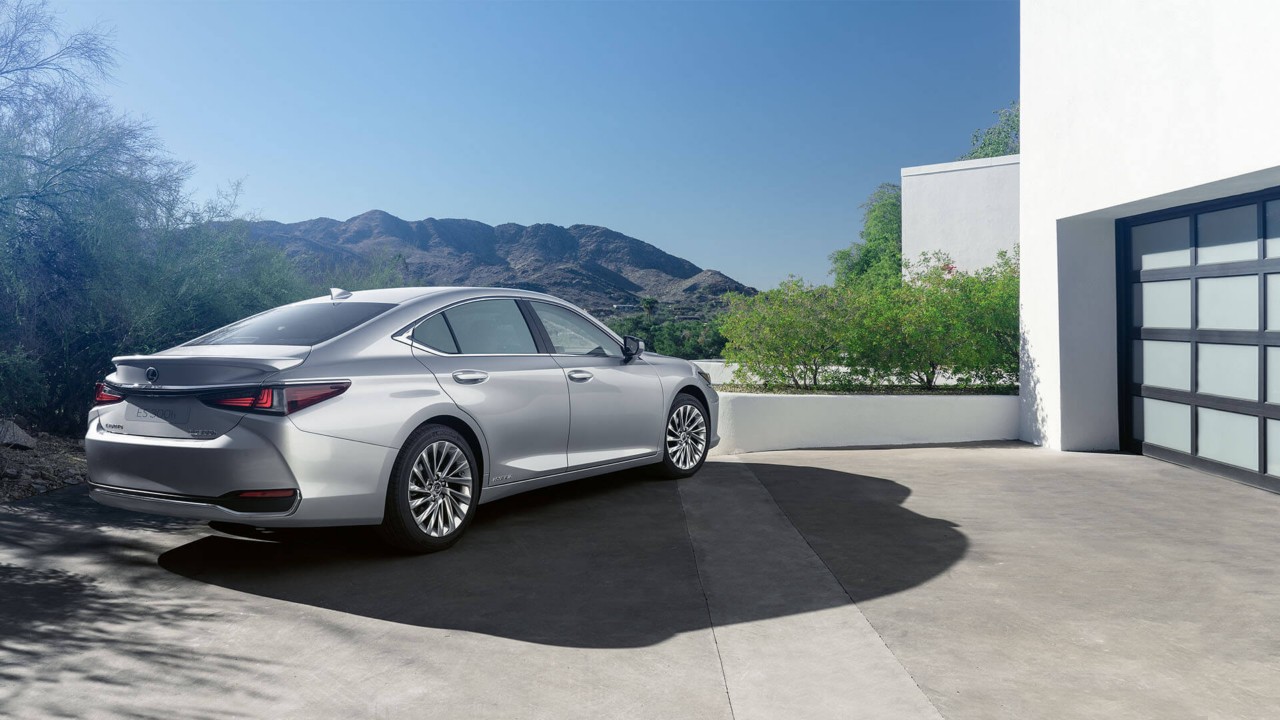 2022-lexus-es-overview-test-drive-1920x1080_tcm-3168-2356081