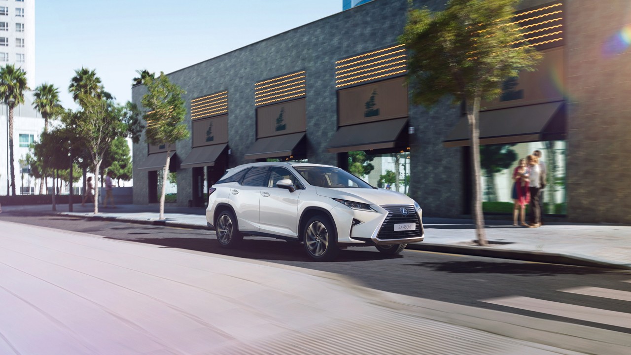 Zijaanzicht van een witte Lexus RX
