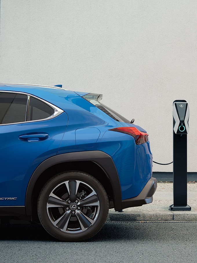Lexus UX 300e aan een laadpaal