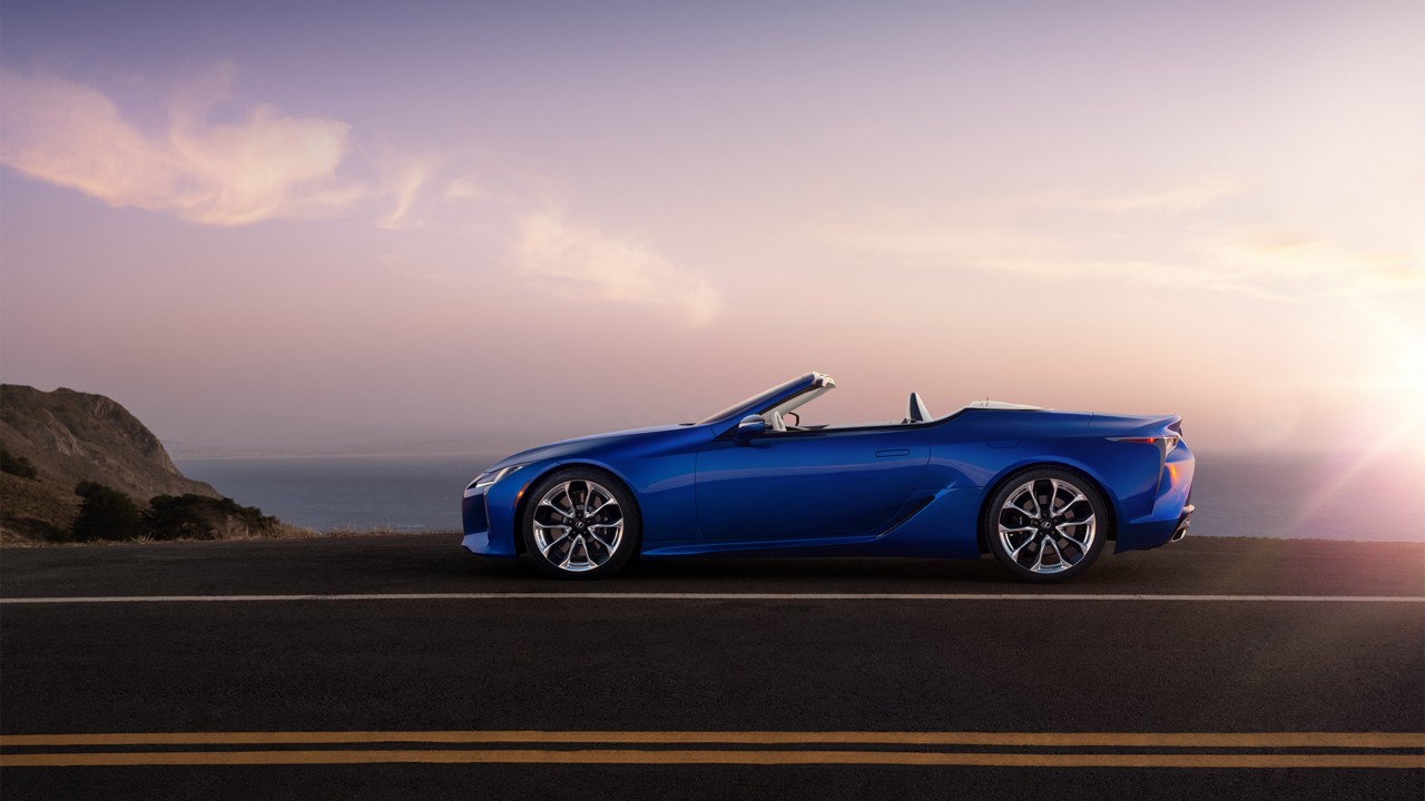 Zijaanzicht van een Lexus LC Convertible