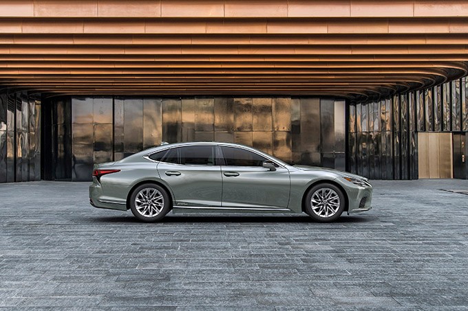 Nieuwe Lexus LS 500h: ultiem soepel accelereren