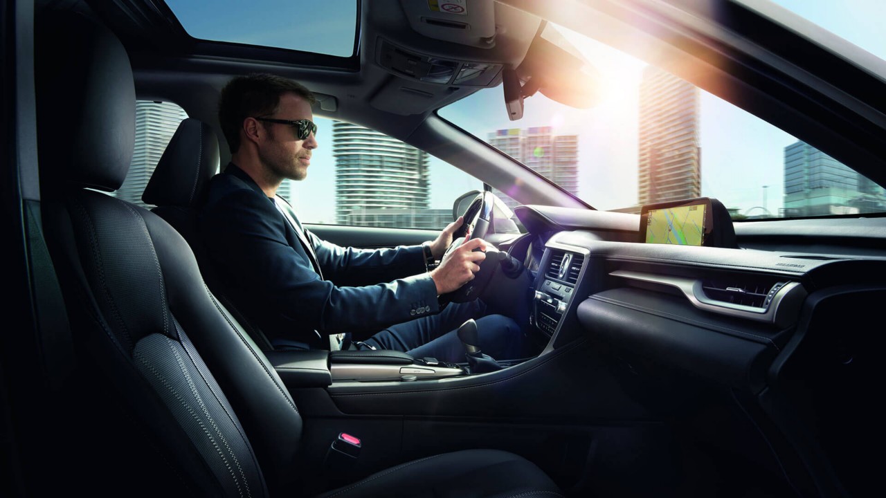 Lexus-RX-interieur-man-bril