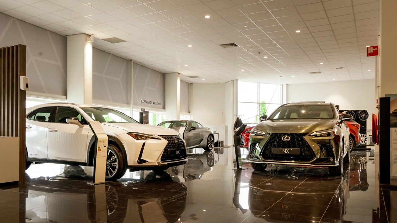 UX en NX in showroom Lexus Breda