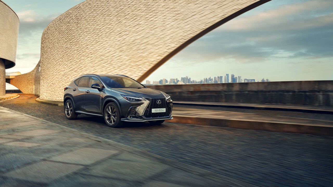Lexus-nieuwe-nx-zijkant-rechtsvoor-grijs-1