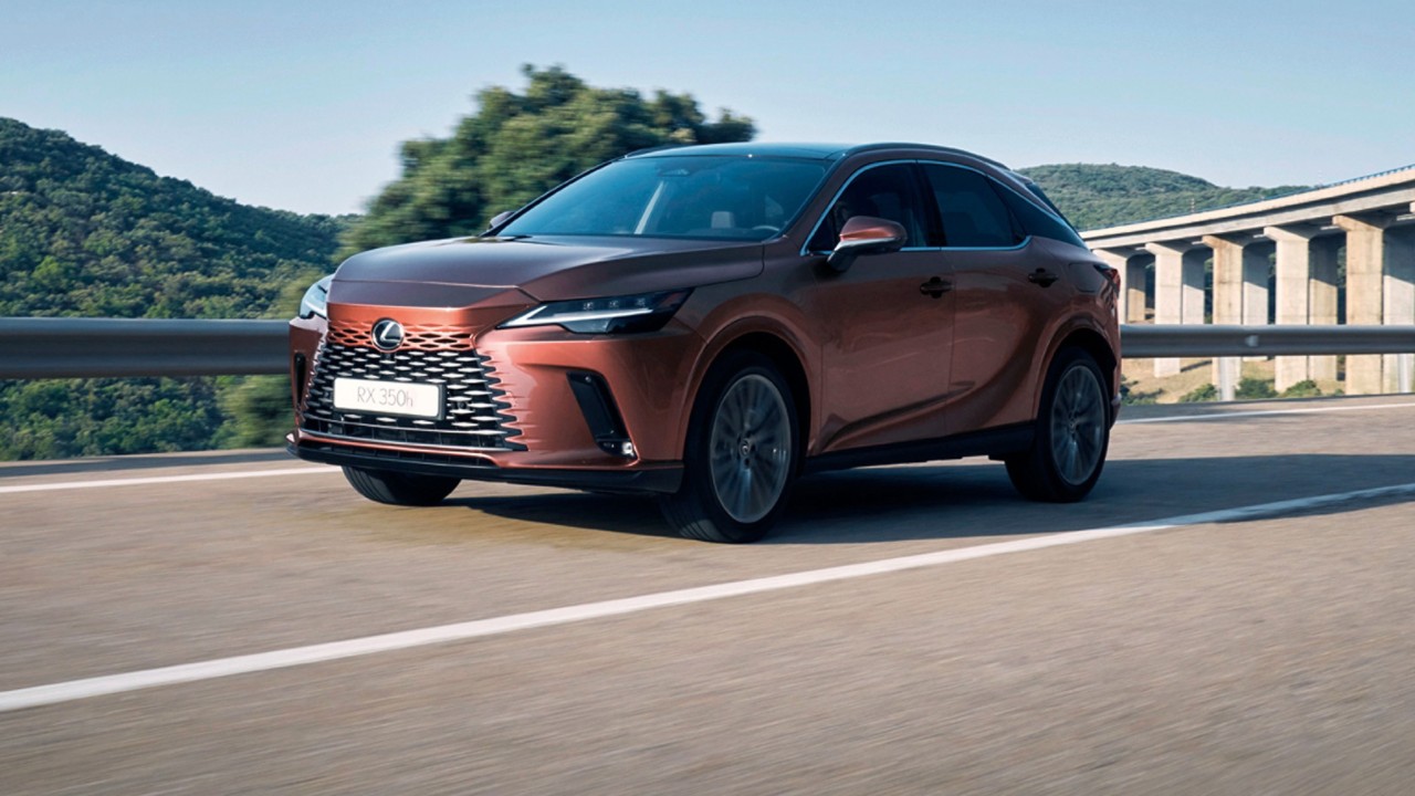 Zijaanzicht van een oranje Lexus RX 350h