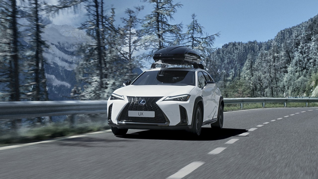 Vooraanzicht van een witte Lexus UX 250h