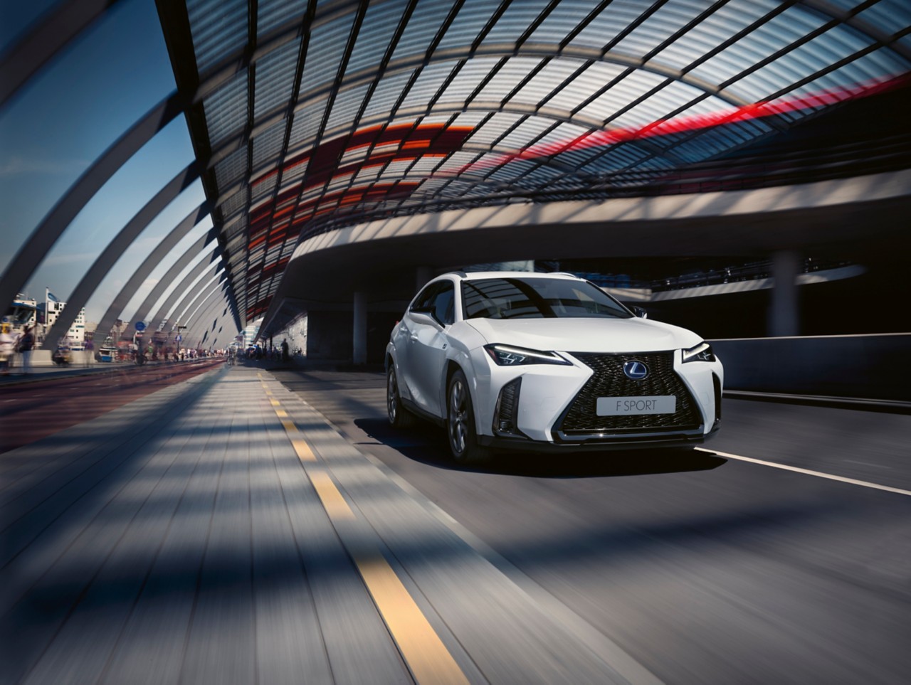Vooraanzicht van een witte Lexus UX 250h