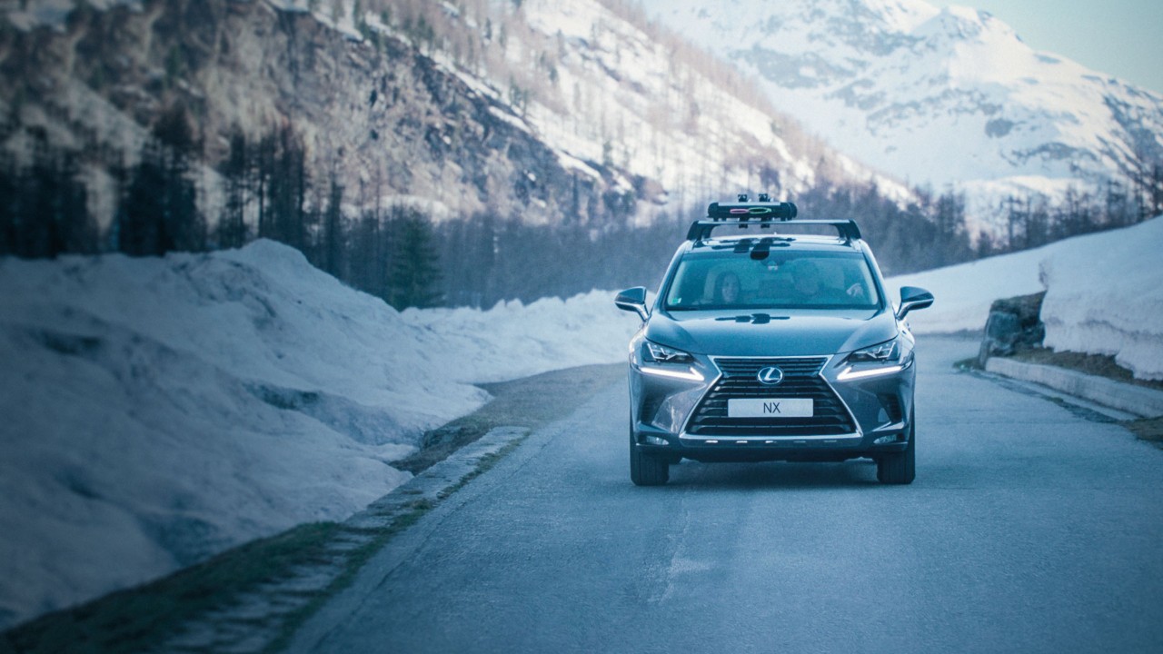 Lexus-NX-exterieur-voorkant-grijs-winterbanden