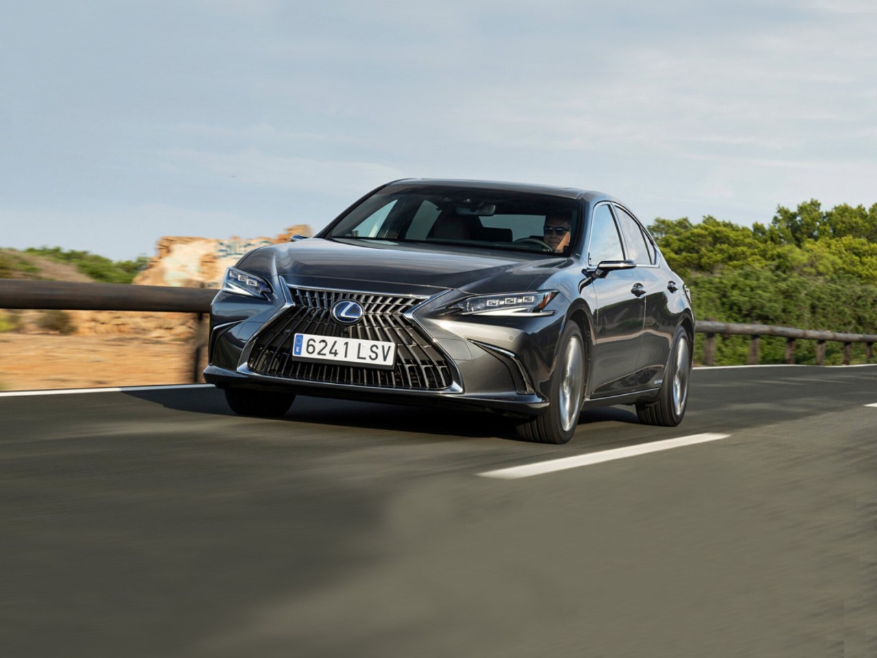 Lexus ES exterieur driekwart rechtsvoor rijdend