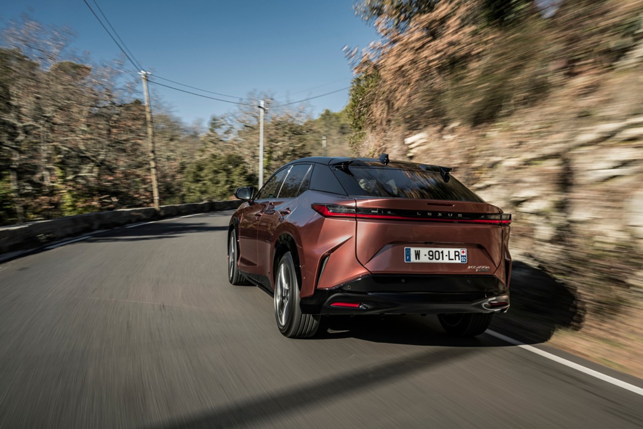 Lexus, exterieur, RZ, 450e, achteraanzicht, rijdend