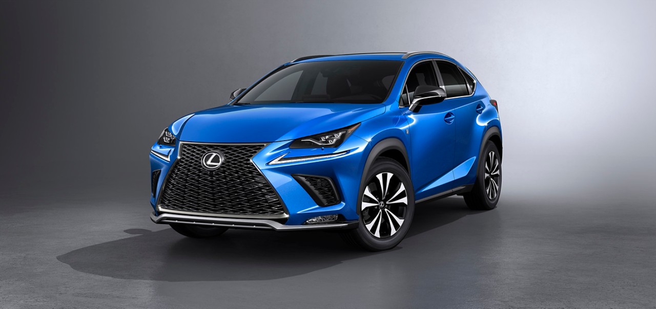 Vooraanzicht van een blauwe Lexus NX