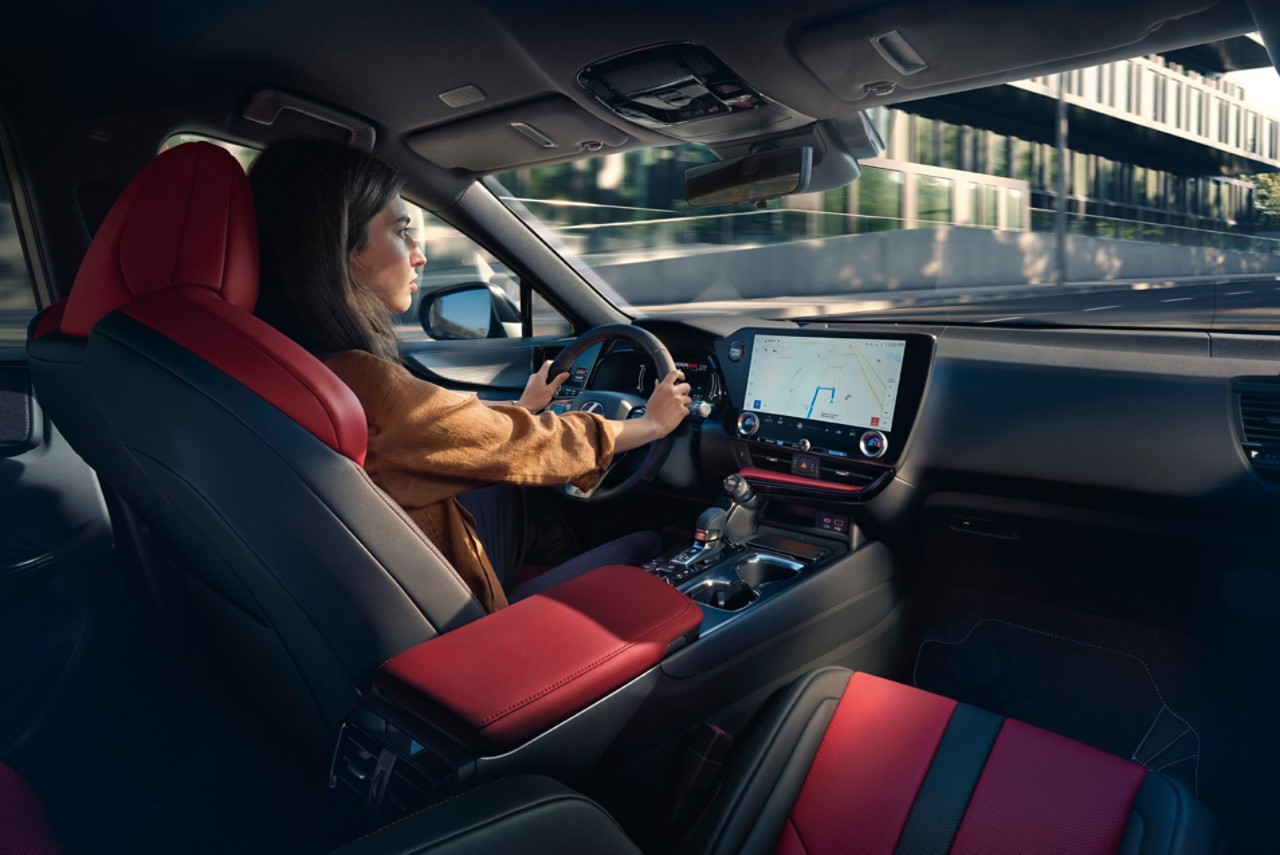 Lexus-interieur-rijdend-dame-rode-bekleding