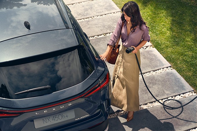Lexus NX 450h, Plug in Hybrid, exterieur, achterkant, bovenaf, vrouw met stekker