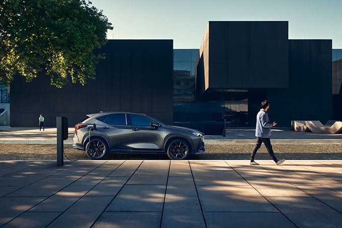 Lexus NX 450h, Plug in Hybrid, exterieur, zijkant, grijs, laadpaal