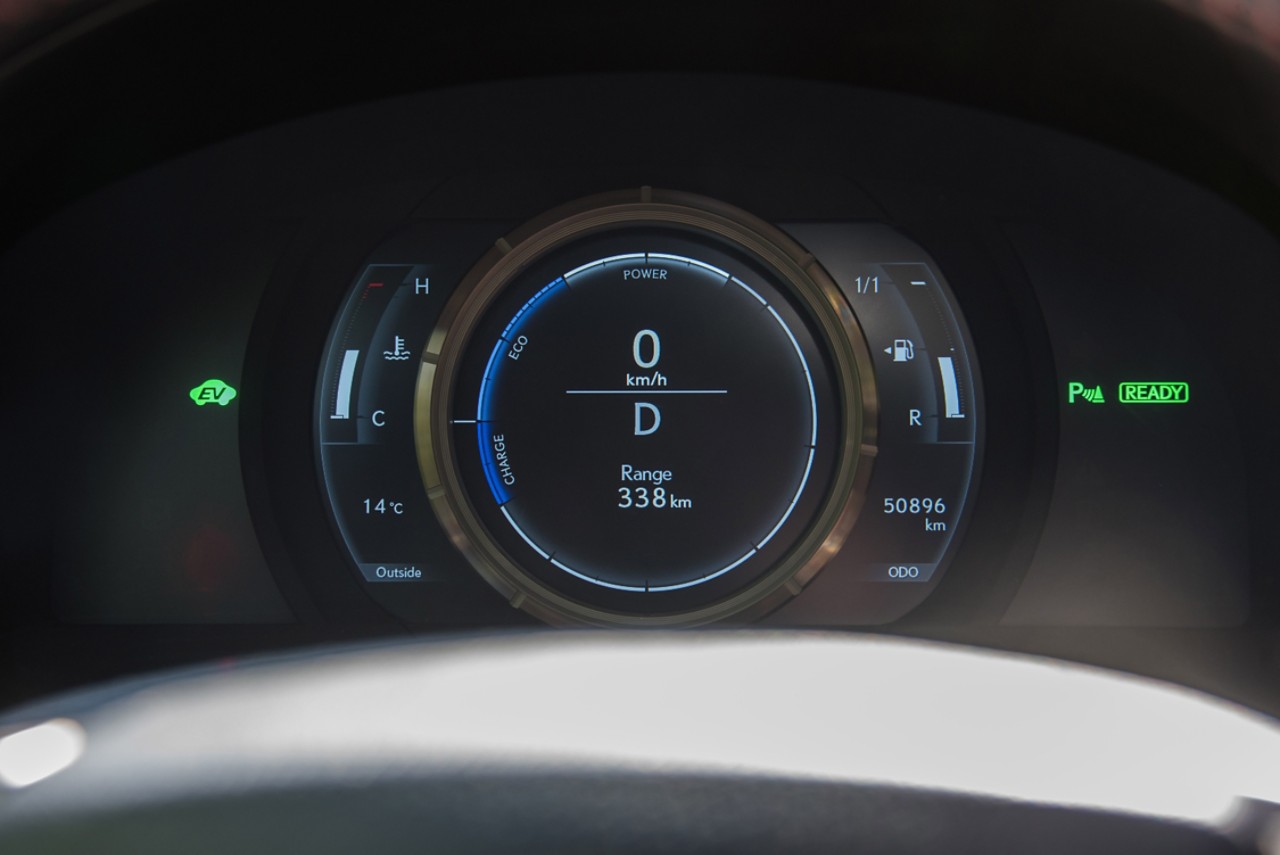 Lexus IS 300h F sport interieur dashboard kilometerstand