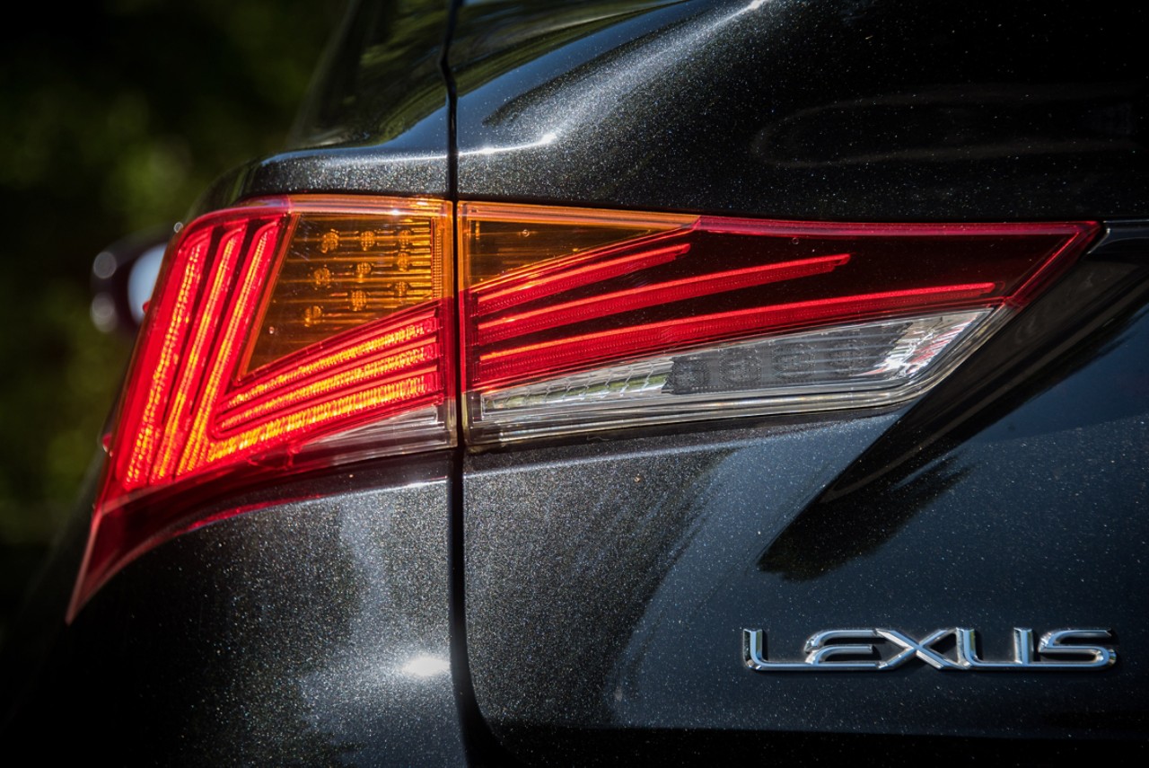 Lexus IS 300h F Sport exterieur details lamp