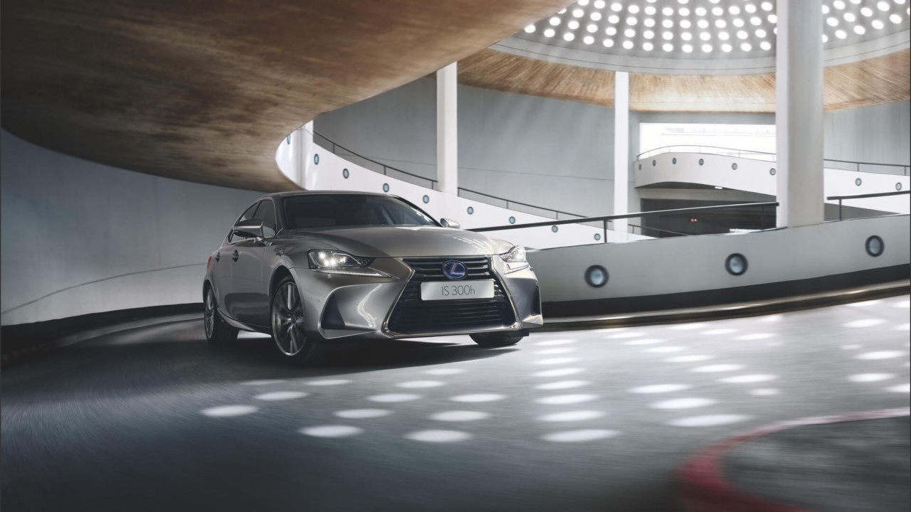Lexus-IS-exterieur-voorkant-grijs