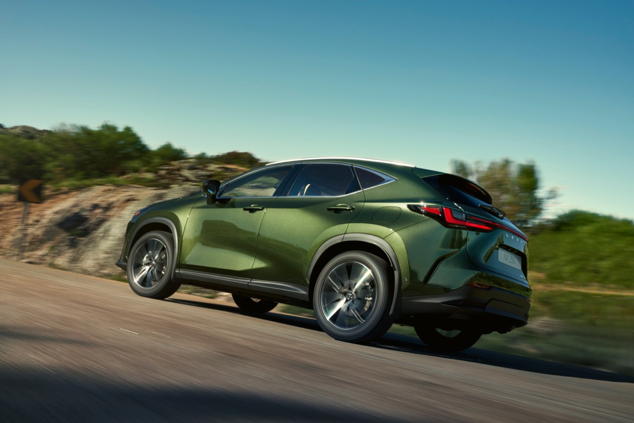 Lexus-exterieur-nx-zijkant-groen