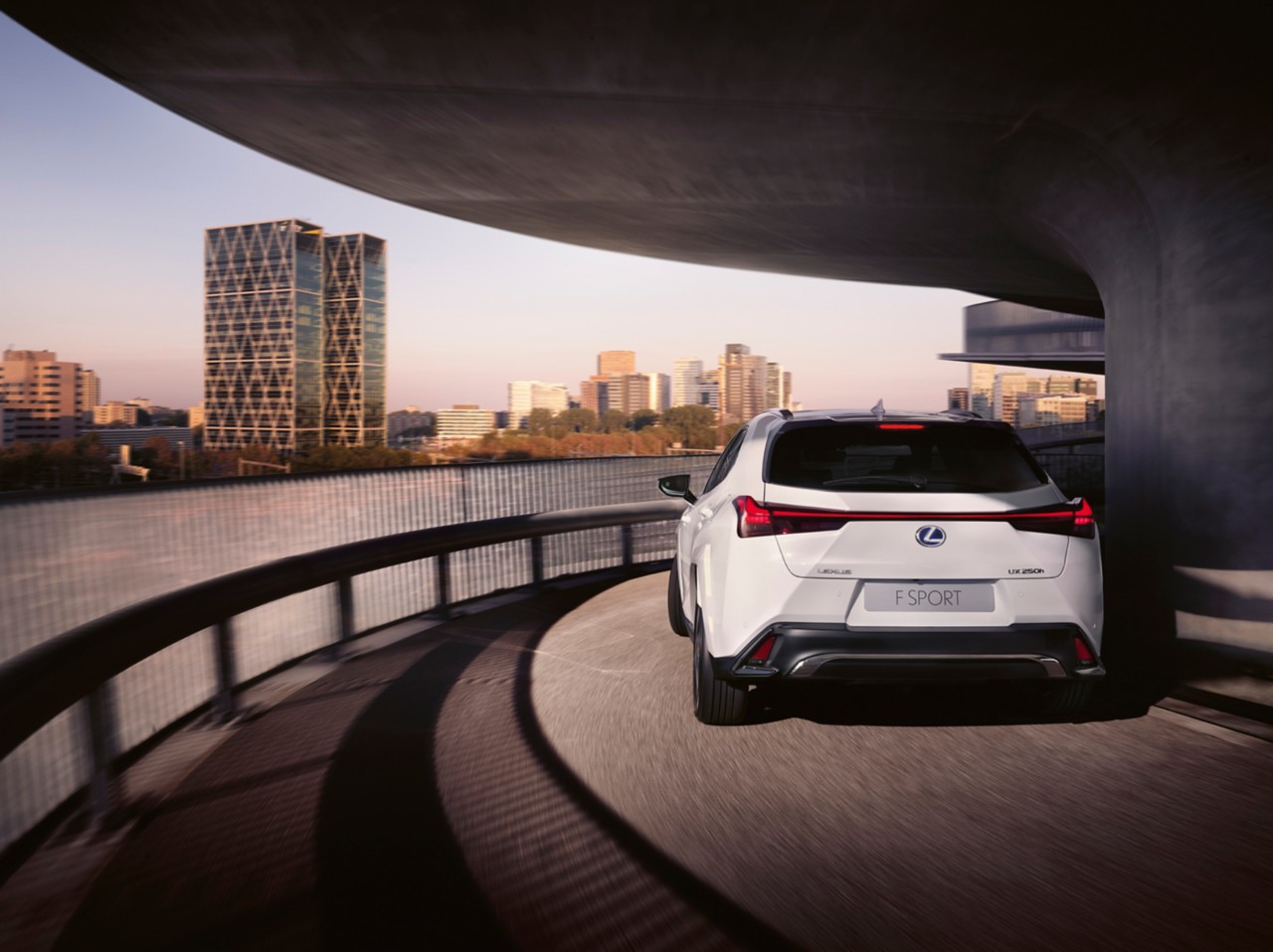 Achterzijde van een witte Lexus UX
