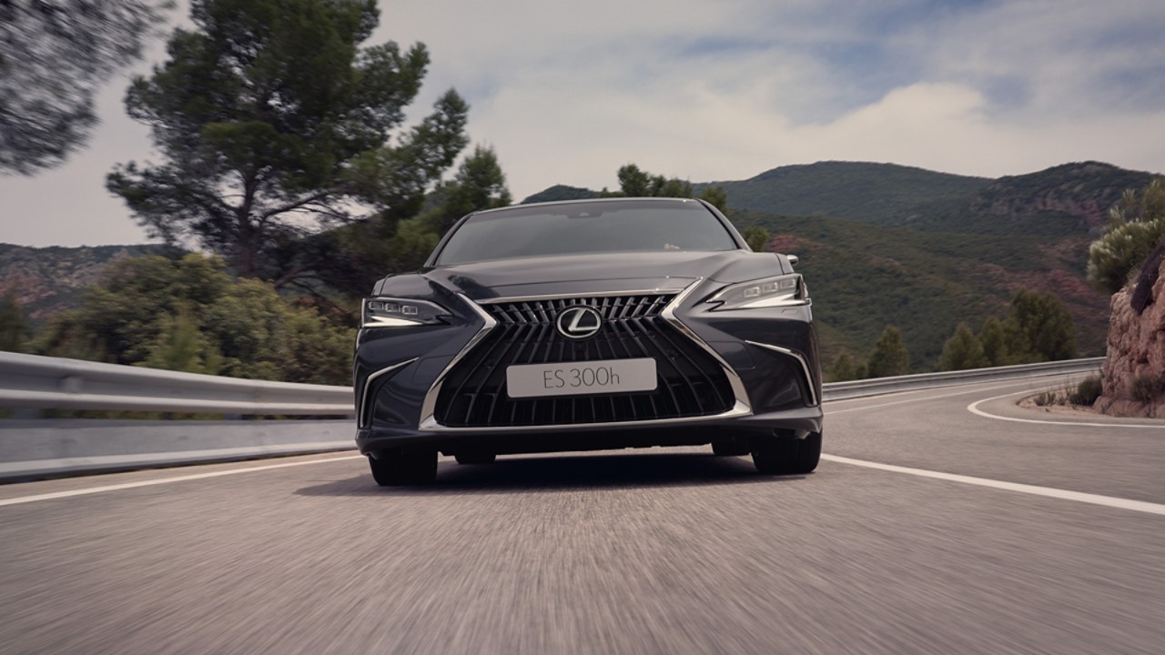 2022-lexus-es-bold-design-coupe-like-roofline-1920x1080