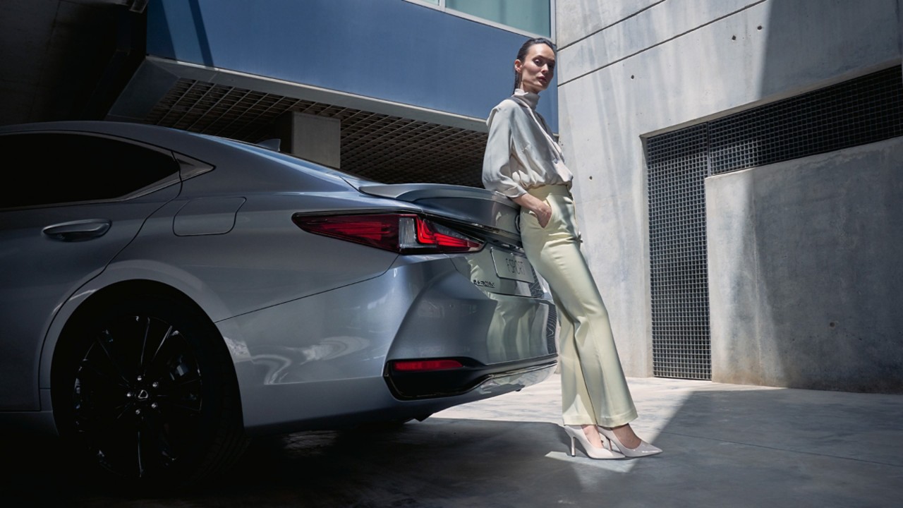 Lexus ES F sports vrouw achter auto