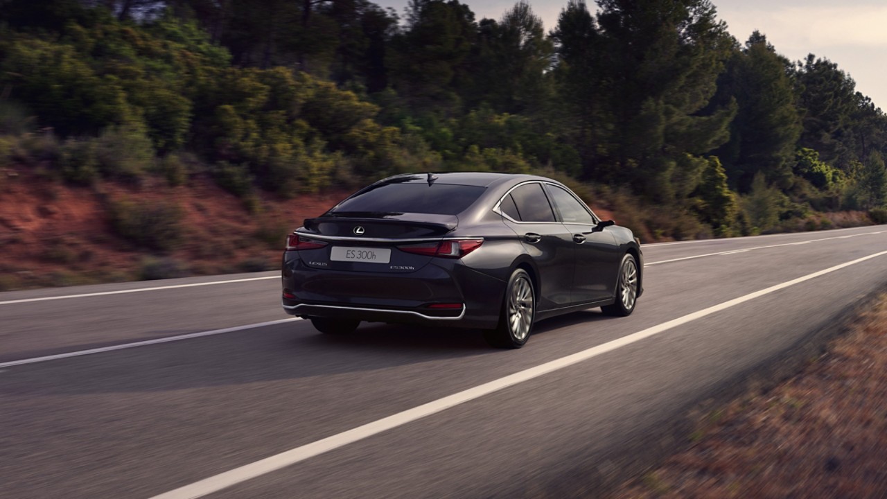 De Lexus ES 300h op de weg