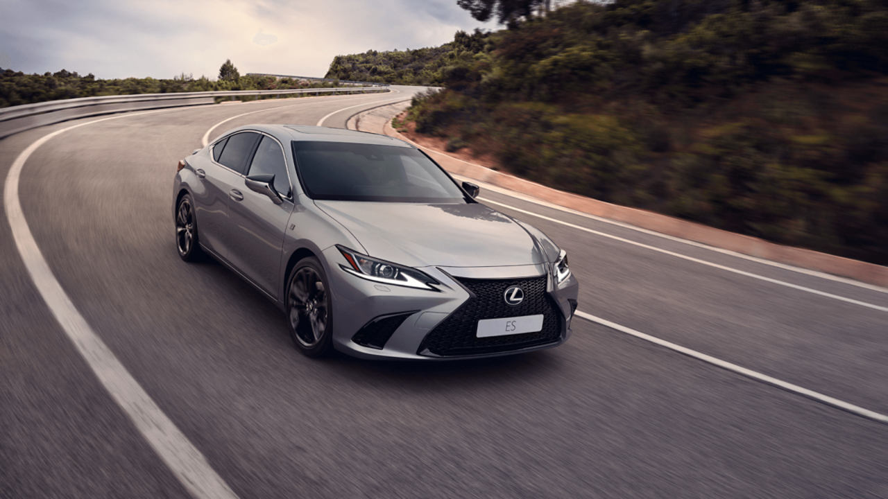 Vooraanzicht van een grijze Lexus ES
