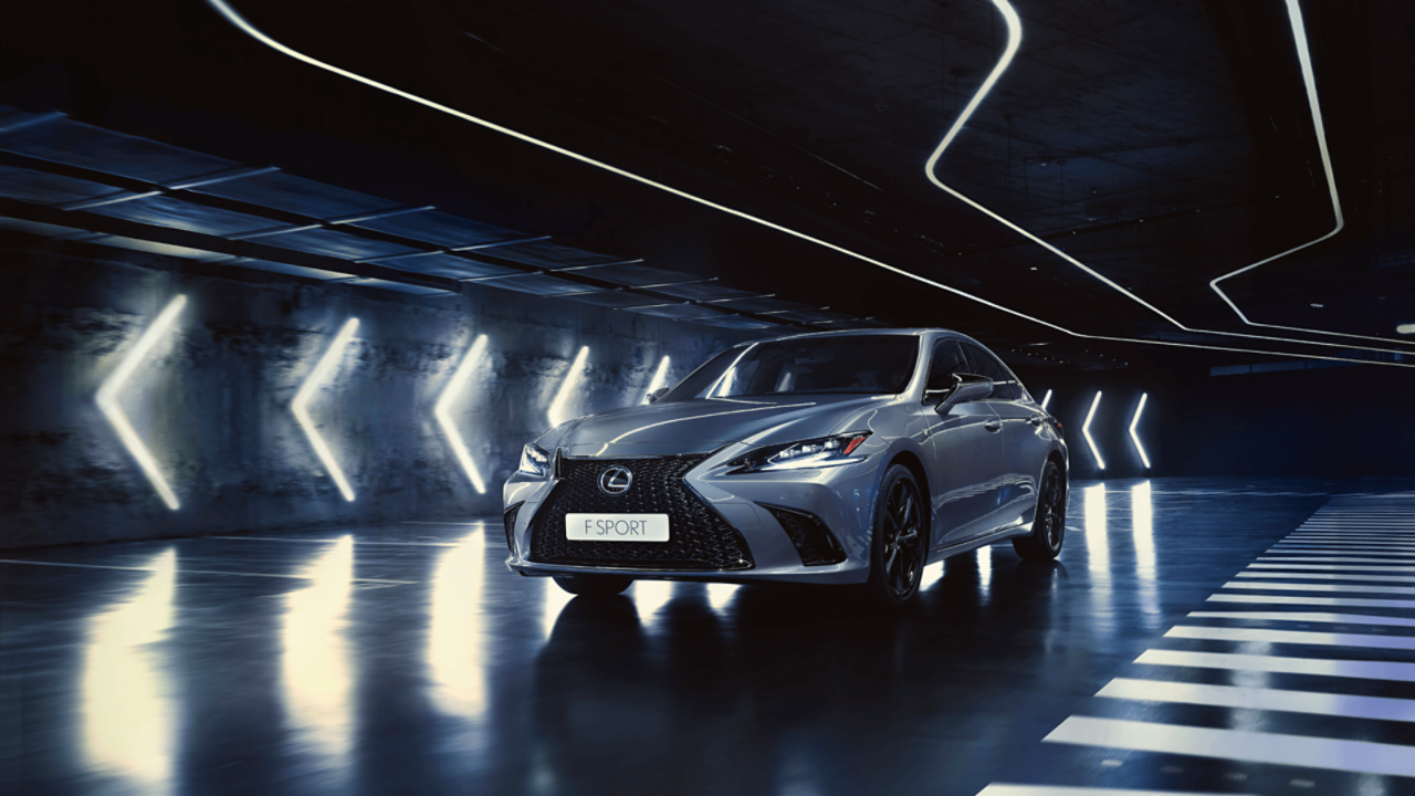 Voorzijde van een rijdende Lexus ES
