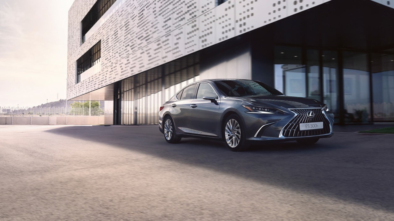 Zijaanzicht van een grijze Lexus ES 300h