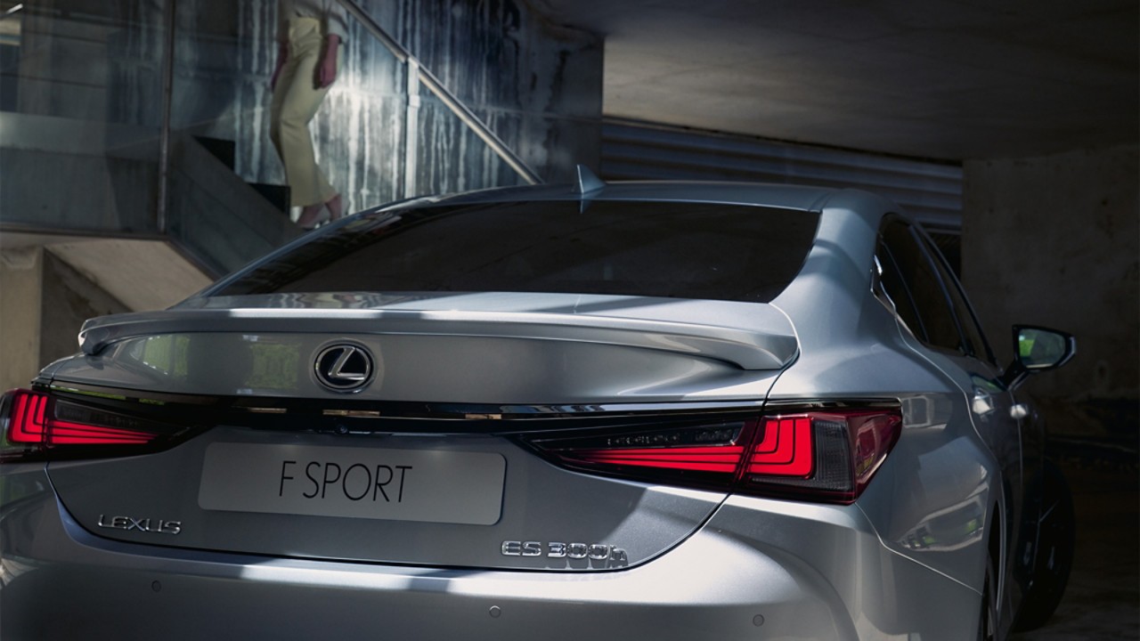 Achterzijde van een Lexus ES F Sport