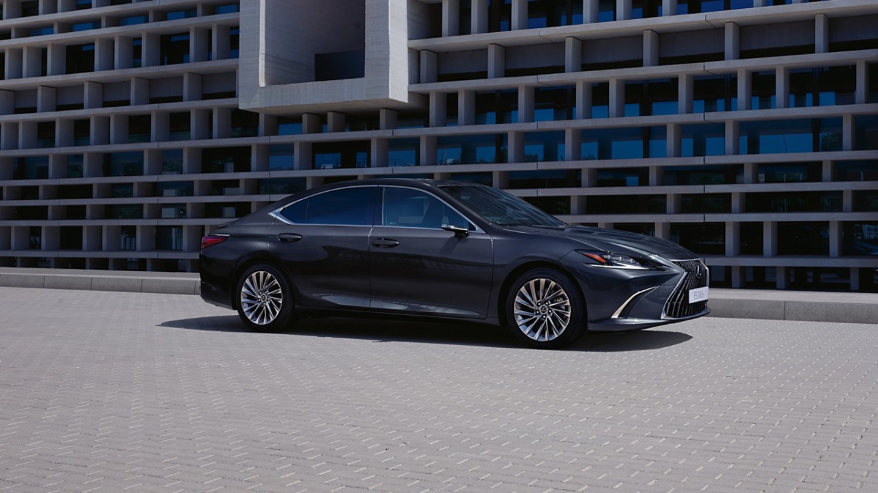 Zijaanzicht van een Lexus ES geparkeerd buiten een gebouw 