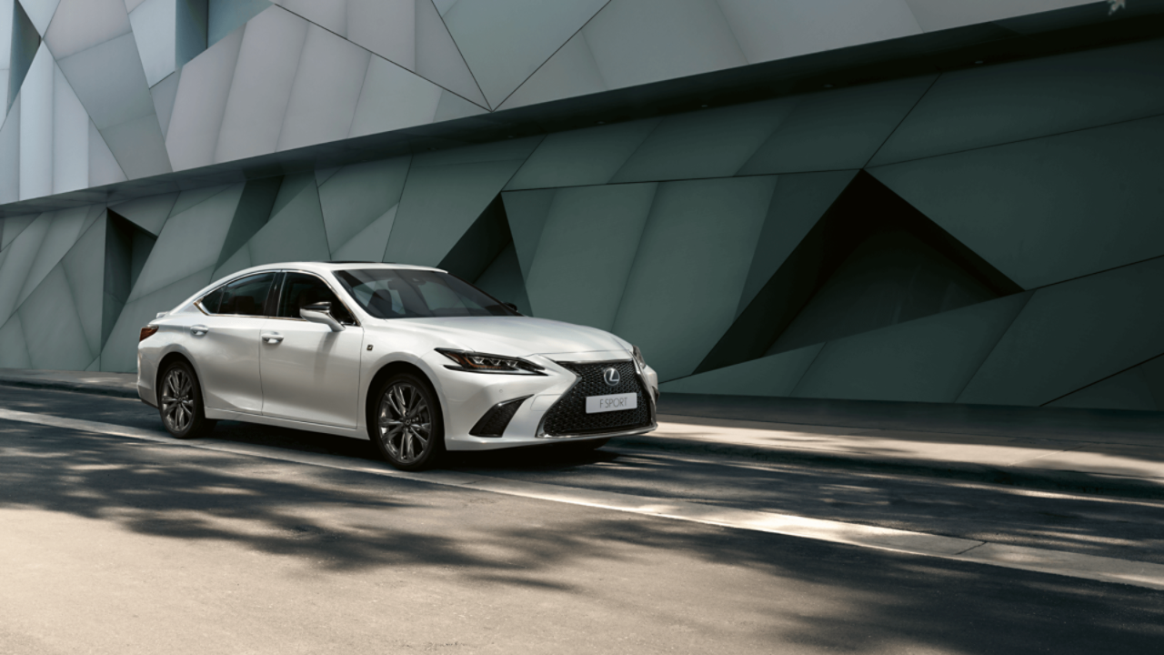 Zijaanzicht van een witte Lexus ES300h