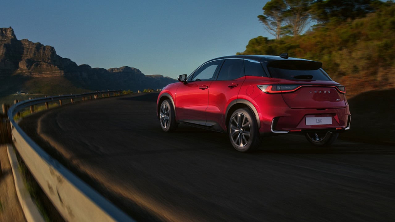 Achteraanzicht van een Lexus LBX