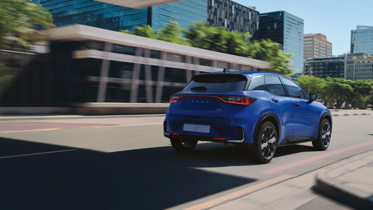 Achteraanzicht van een Lexus LBX tijdens het rijden