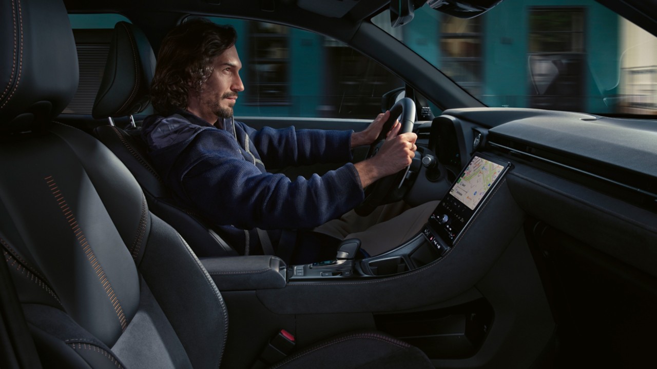 Iemand die in een Lexus LBX rijdt